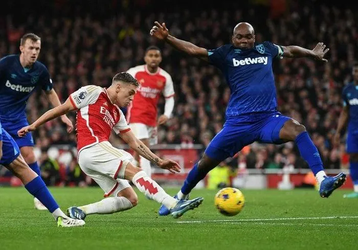 Thua bạc nhược West Ham, Arsenal mất ngôi đầu Ngoại hạng Anh - Ảnh 2. Thua bạc nhược West Ham, Arsenal mất ngôi đầu Ngoại hạng Anh - Ảnh 2.