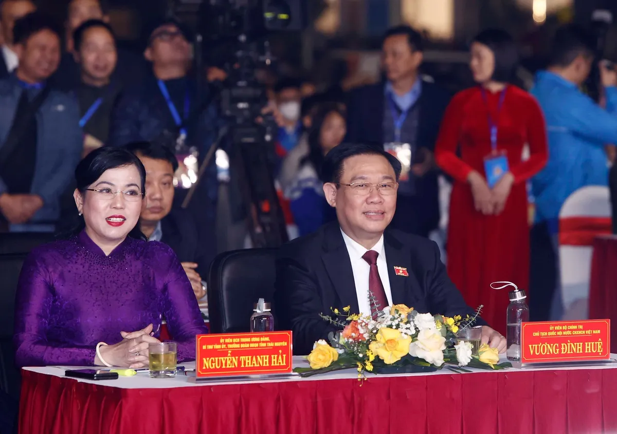 Chủ tịch Quốc hội Vương Đ&igrave;nh Huệ dự Lễ kỷ niệm 60 năm Ng&agrave;y B&aacute;c Hồ về thăm tỉnh Th&aacute;i Nguy&ecirc;n - Ảnh 1.