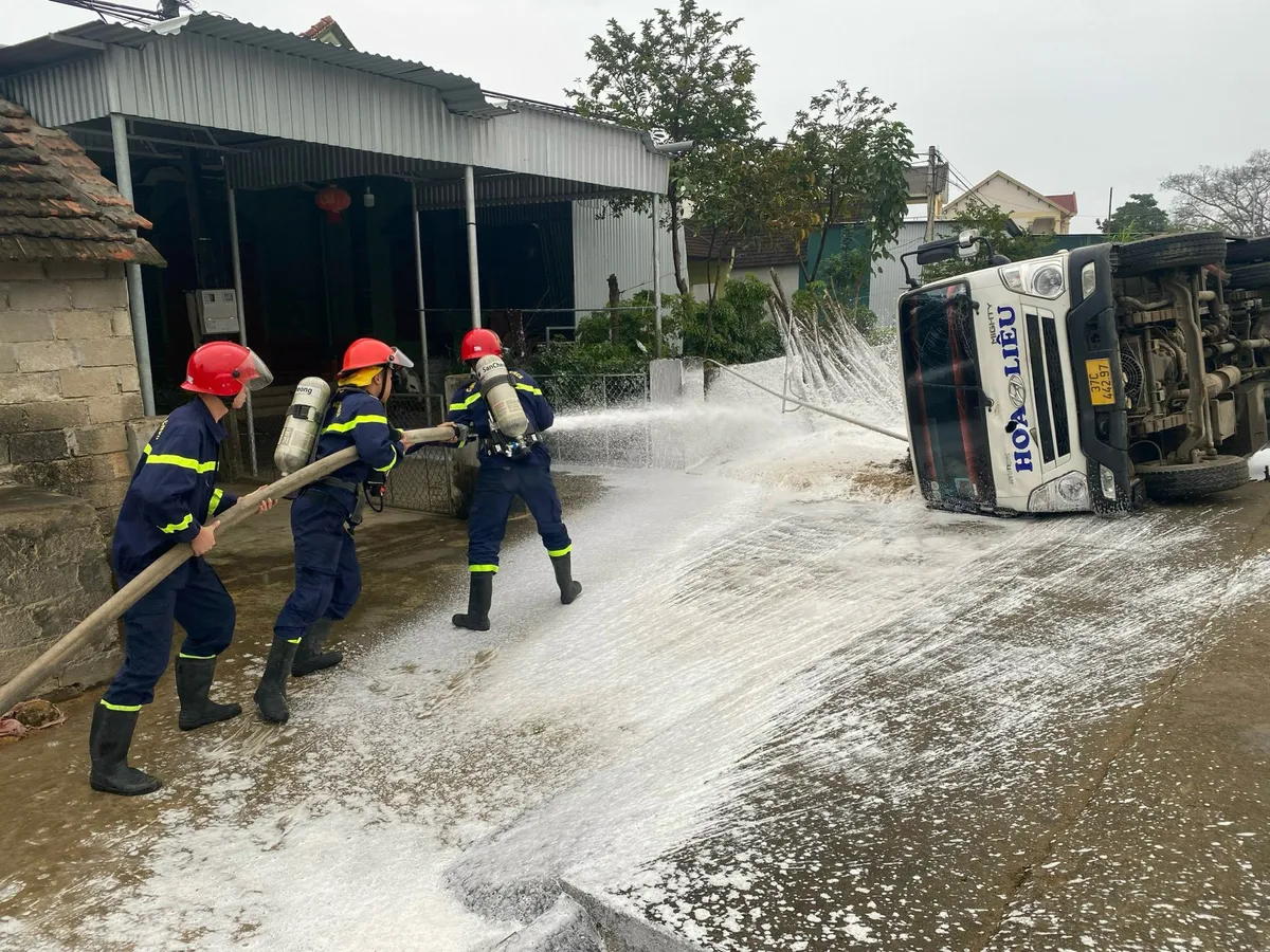 Kịp thời xử lý xe bồn chở xăng lật ngang trên quốc lộ - Ảnh 1.