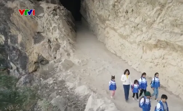 Xuy&ecirc;n hang s&acirc;u để đến trường - Ảnh 1.