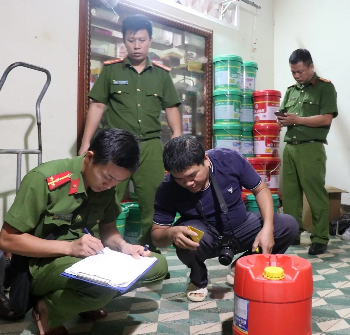 Phá chuyên án sản xuất, buôn bán dầu nhớt giả tại tỉnh Phú Yên - Ảnh 2.