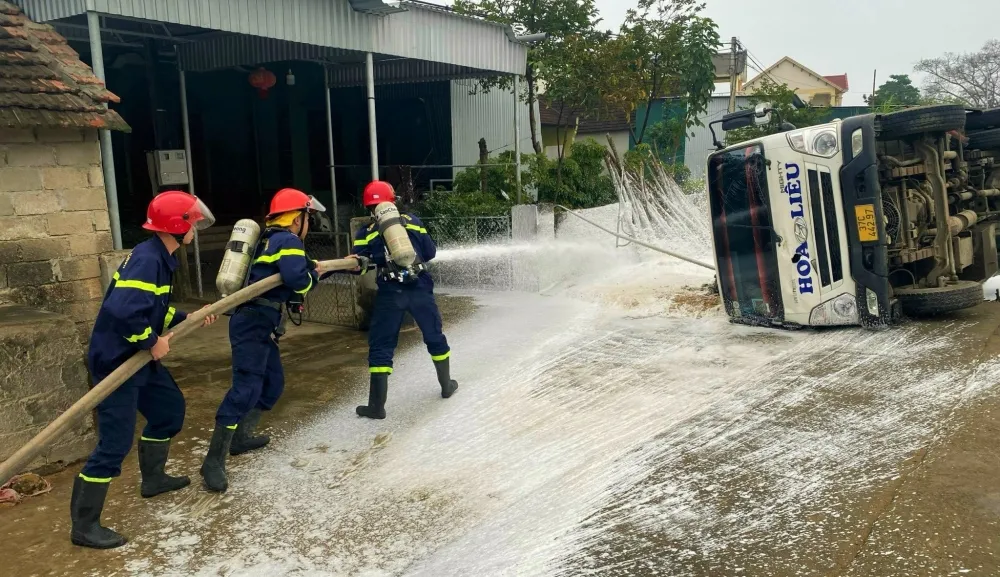 Liên tiếp 2 vụ xe bồn chở xăng bị lật và xe đầu kéo mất lái tại Nghệ An - Ảnh 1.