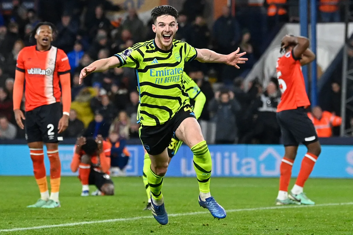 Arsenal thắng nghẹt thở ở phút bù giờ, dẫn đầu Ngoại hạng Anh - Ảnh 2. Arsenal thắng nghẹt thở ở phút bù giờ, dẫn đầu Ngoại hạng Anh - Ảnh 2.