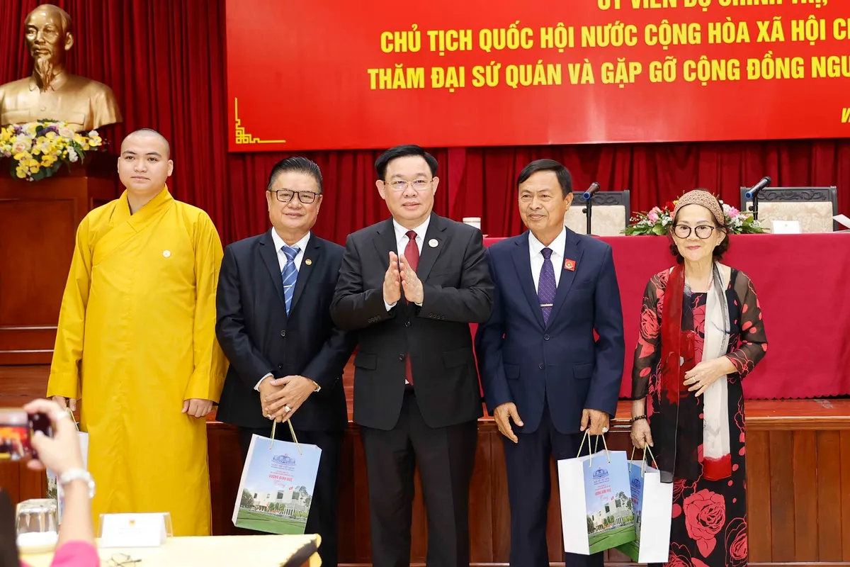 Chủ tịch Quốc hội Vương Đ&igrave;nh Huệ gặp cộng đồng người Việt tại L&agrave;o - Ảnh 4.