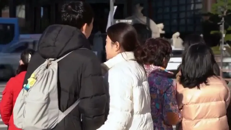 Hơn một nửa thanh ni&ecirc;n ở Seoul rơi v&agrave;o t&igrave;nh trạng ngh&egrave;o - Ảnh 1.