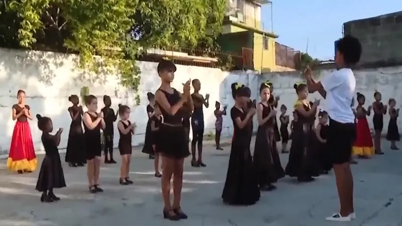 Trẻ em Cuba kế thừa di sản văn h&oacute;a truyền thống - Ảnh 1.