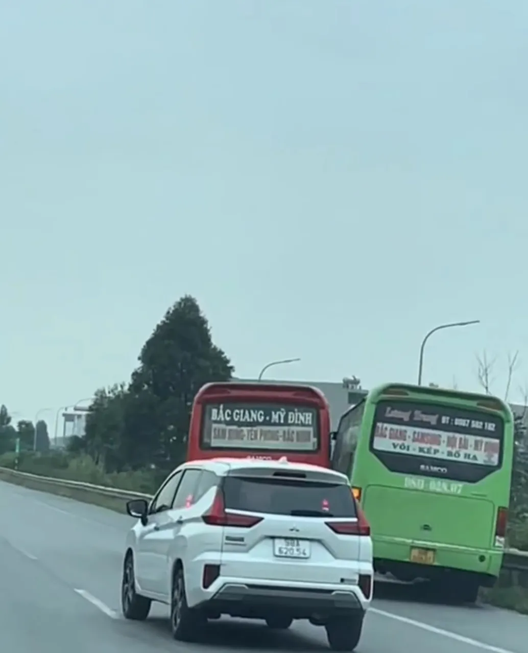 Xe kh&aacute;ch ch&egrave;n &eacute;p nhau tr&ecirc;n cao tốc H&agrave; Nội &ndash; Bắc Giang sẽ bị xử l&yacute; nghi&ecirc;m - Ảnh 1.