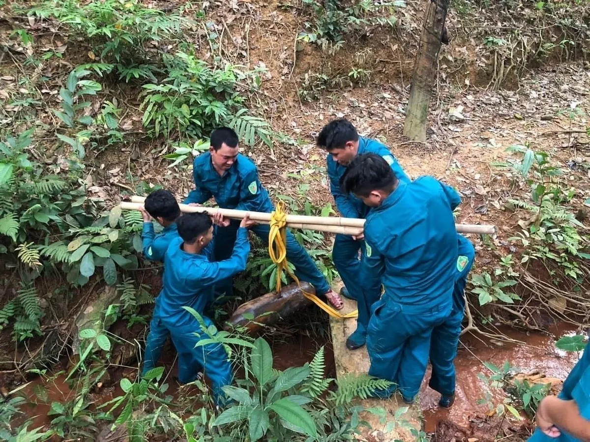 Xử lý kịp thời bom khủng” trong vườn cao su ở Bình Phước - Ảnh 2.