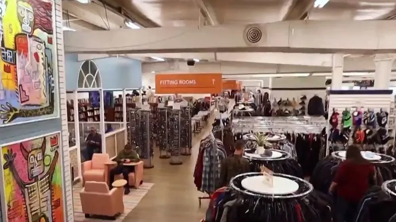 Cửa h&agrave;ng h&agrave;nh l&yacute; v&ocirc; thừa nhận tại Mỹ - Ảnh 1.