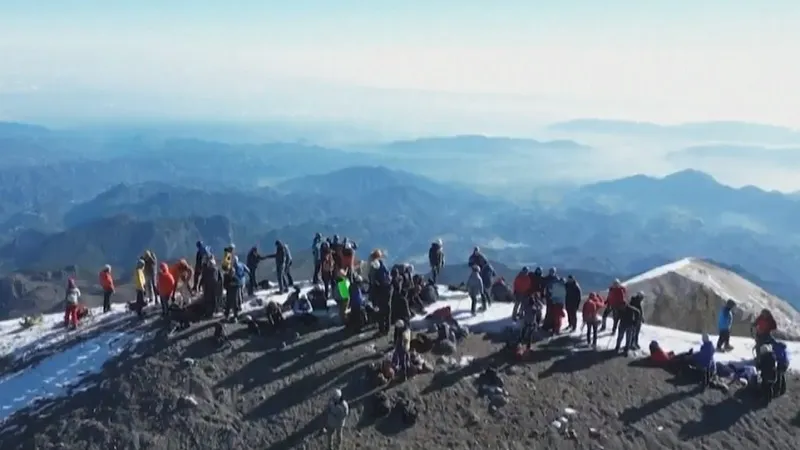 Bệnh nh&acirc;n ung thư chinh phục đỉnh n&uacute;i cao nhất Mexico - Ảnh 1.