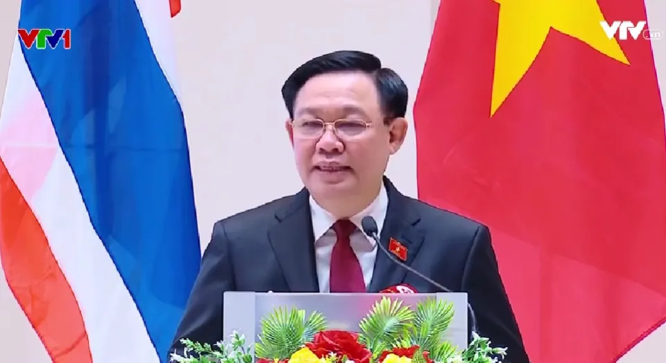 Chủ tịch Quốc hội Vương Đ&igrave;nh Huệ gặp cộng đồng người Việt tại Th&aacute;i Lan - Ảnh 1.