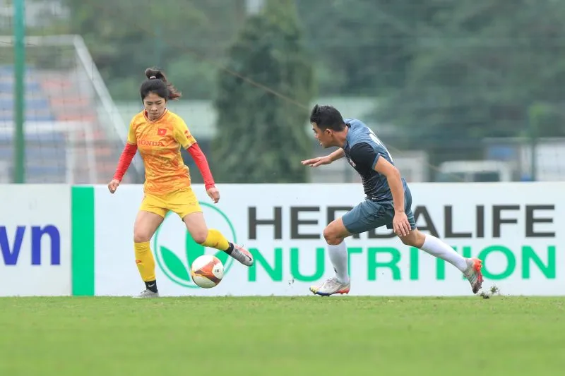 ĐT nữ Việt Nam học hỏi nhiều kinh nghiệm sau trận đấu với đội cựu tuyển thủ nam - Ảnh 1. ĐT nữ Việt Nam học hỏi nhiều kinh nghiệm sau trận đấu với đội cựu tuyển thủ nam - Ảnh 1.