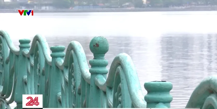 H&agrave; Nội: H&agrave;ng ngh&igrave;n quả cầu gang tr&ecirc;n lan can Hồ T&acirc;y kh&ocirc;ng c&aacute;nh m&agrave; bay - Ảnh 1.