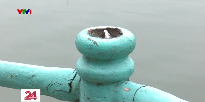 H&agrave; Nội: H&agrave;ng ngh&igrave;n quả cầu gang tr&ecirc;n lan can Hồ T&acirc;y kh&ocirc;ng c&aacute;nh m&agrave; bay - Ảnh 2.