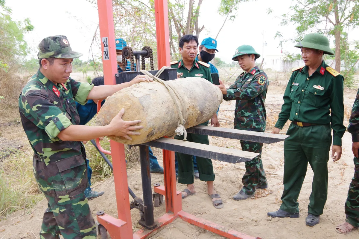 Xử lý an toàn quả bom nặng hơn 340kg - Ảnh 1.