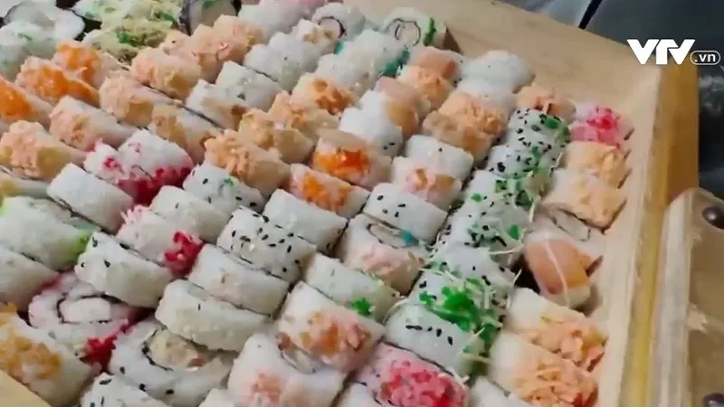 Thưởng thức Sushi tr&ecirc;n đường phố Cairo - Ảnh 1.