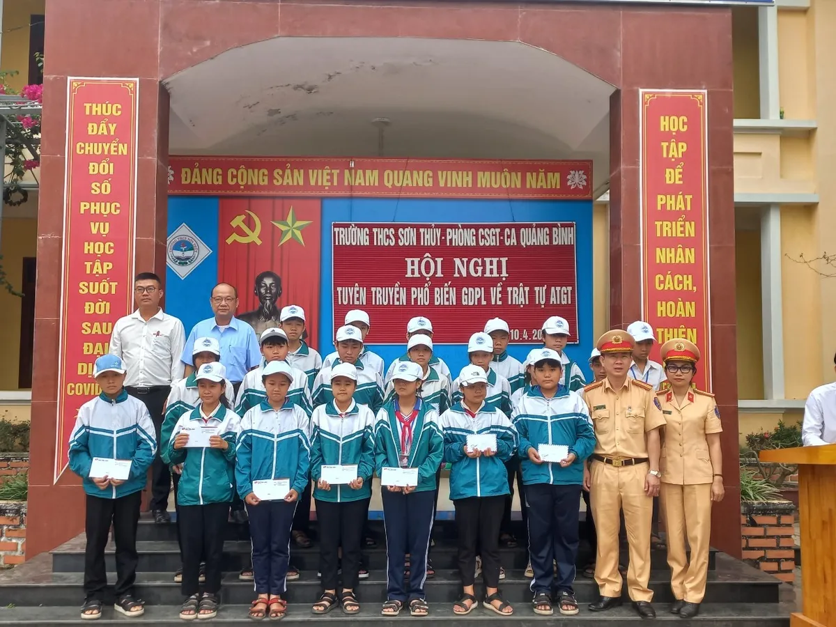 Tuyên truyền an toàn giao thông cho học sinh trên tuyến đường mòn Hồ Chí Minh - Ảnh 2.