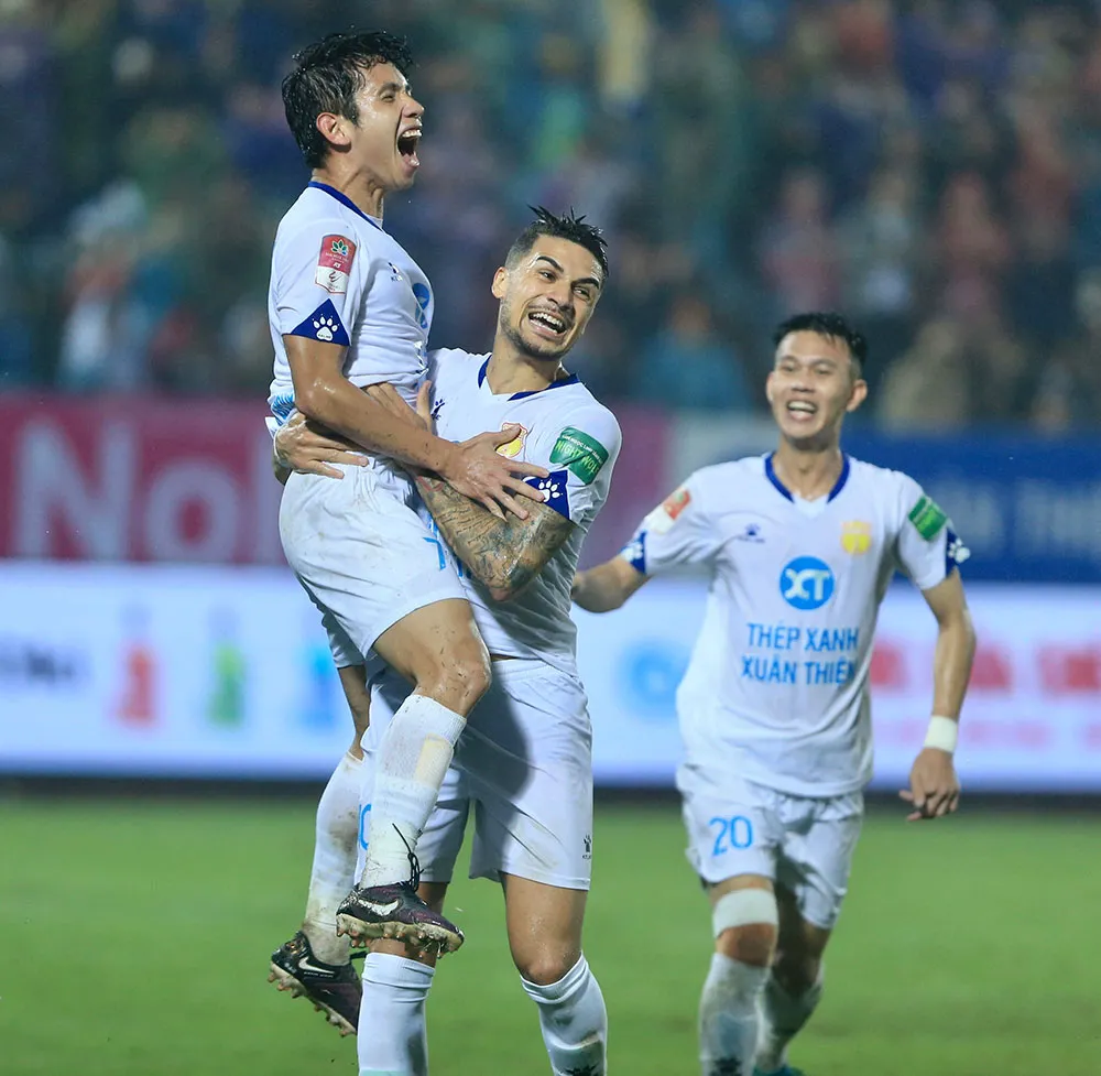 Vòng 6 V.League | Thắng tối thiểu SLNA, Thép Xanh Nam Định tạm chiếm ngôi đầu - Ảnh 2. Vòng 6 V.League | Thắng tối thiểu SLNA, Thép Xanh Nam Định tạm chiếm ngôi đầu - Ảnh 2.