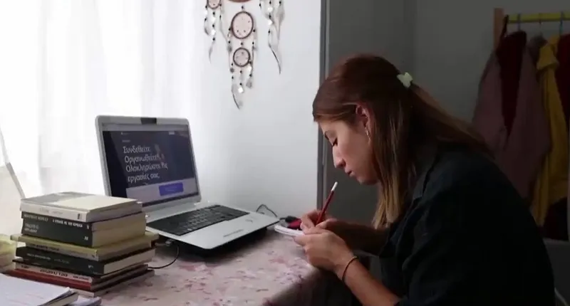 Gần 9/10 sinh viên trên thế giới gặp khó khăn về tài chính - Ảnh 1.