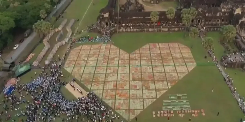 Campuchia lập kỷ lục gấp tr&aacute;i tim bằng giấy - Ảnh 2.