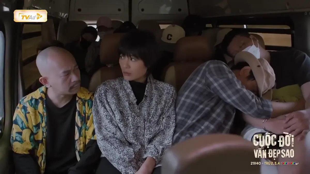 Cuộc đời vẫn đẹp sao - Tập 6: Lưu &ocirc;m trai lạ tr&ecirc;n xe, vẫn c&ograve;n ghen với Luyến - Ảnh 1.