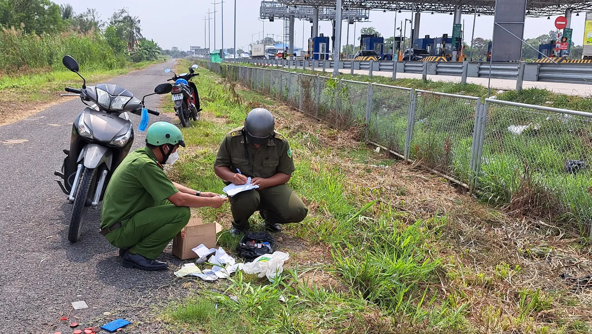 Tiền Giang: Nhiều sổ hộ khẩu, CMND, con dấu bị vứt bỏ bên đường - Ảnh 3. Tiền Giang: Nhiều sổ hộ khẩu, CMND, con dấu bị vứt bỏ bên đường - Ảnh 3.