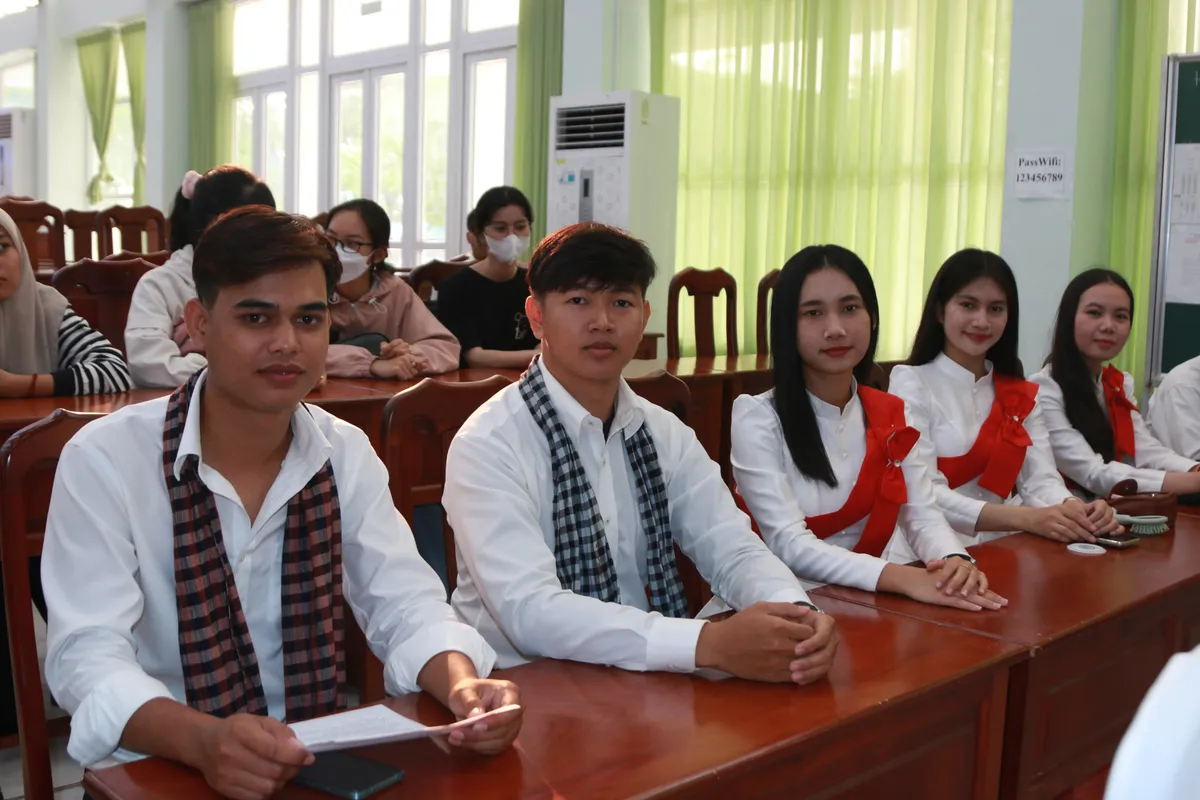 Đầm ấm Tết cổ truyền cùng sinh viên Lào và Campuchia - Ảnh 3.