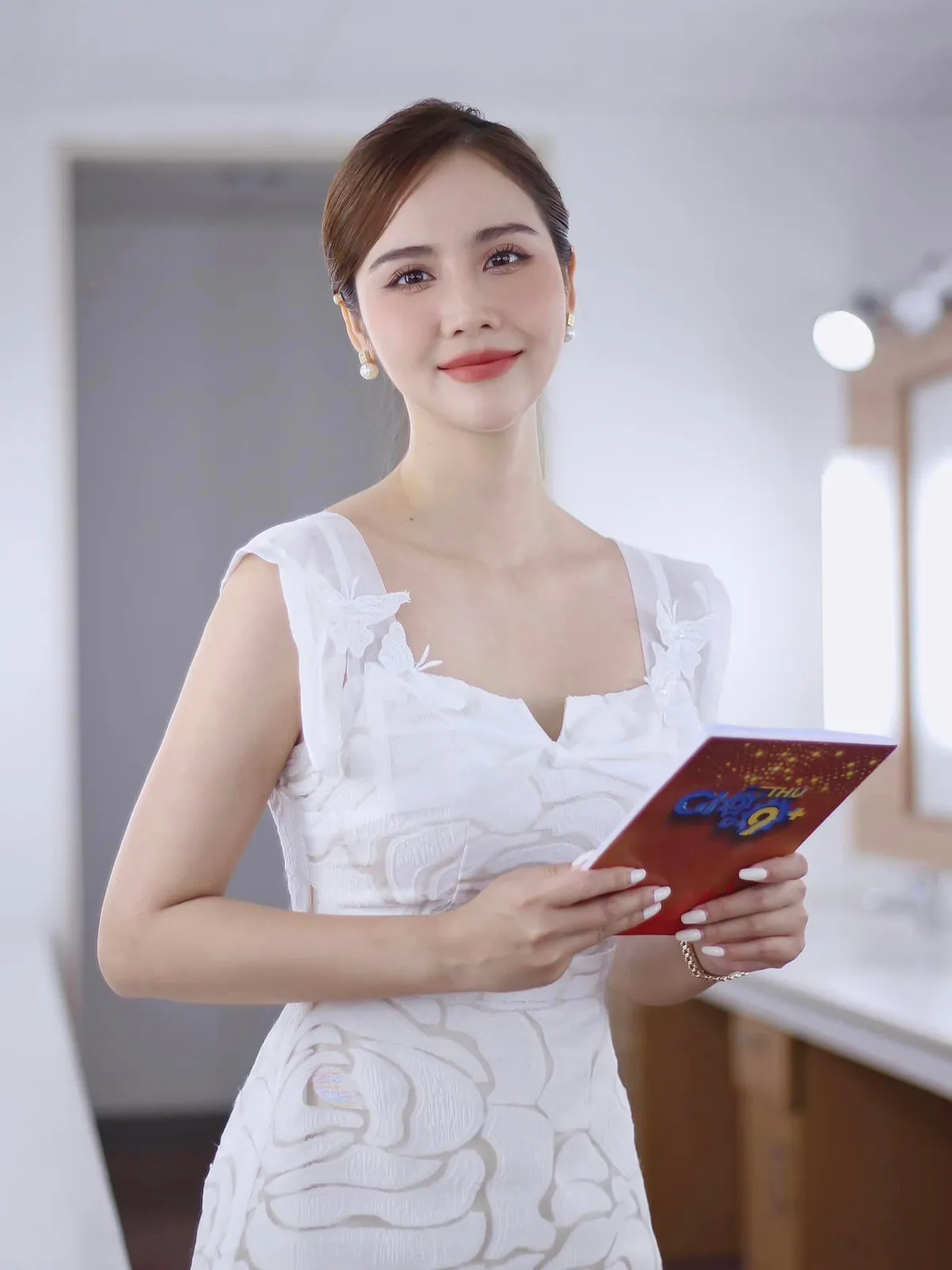 Huyền Lizzie dẫn chương trình trên VTV3 - Ảnh 1.