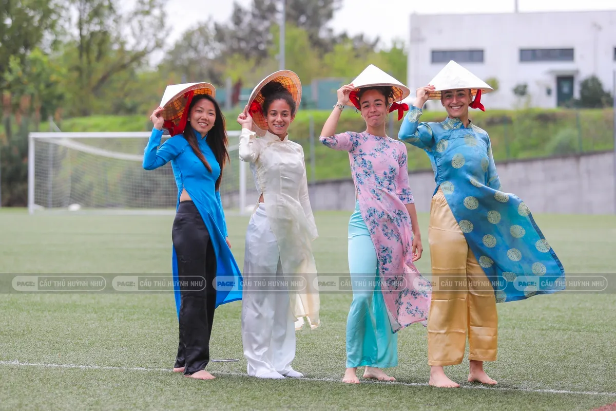 Huỳnh Như và đồng đội tại Lank FC diện áo dài, đội nón lá - Ảnh 3. Huỳnh Như và đồng đội tại Lank FC diện áo dài, đội nón lá - Ảnh 3.
