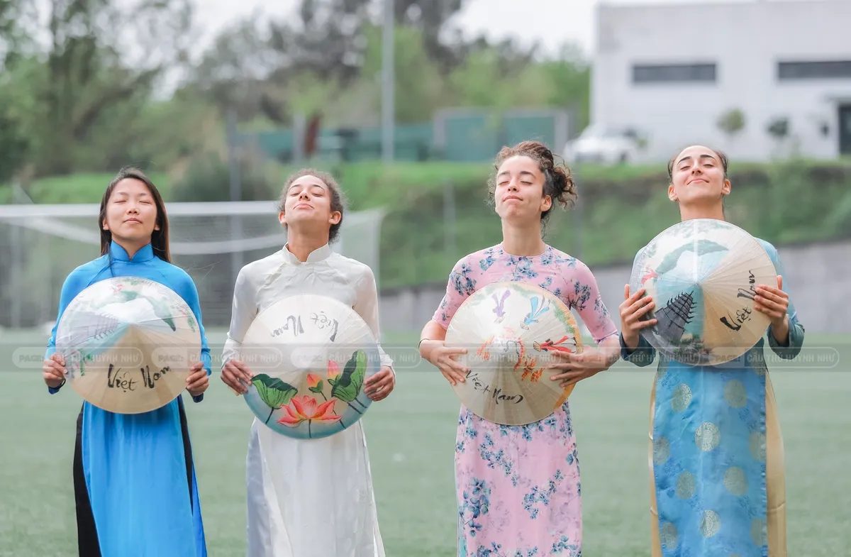 Huỳnh Như và đồng đội tại Lank FC diện áo dài, đội nón lá - Ảnh 2. Huỳnh Như và đồng đội tại Lank FC diện áo dài, đội nón lá - Ảnh 2.