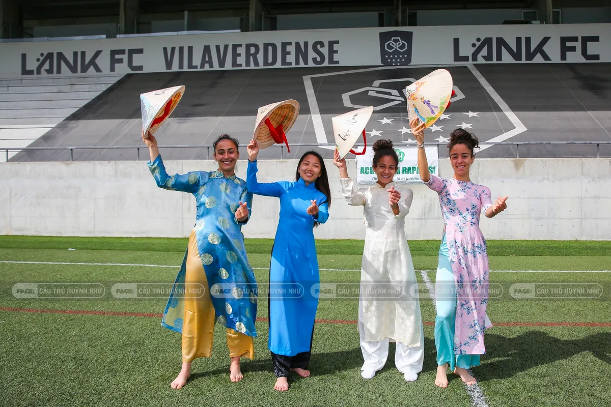 Huỳnh Như và đồng đội tại Lank FC diện áo dài, đội nón lá - Ảnh 1. Huỳnh Như và đồng đội tại Lank FC diện áo dài, đội nón lá - Ảnh 1.