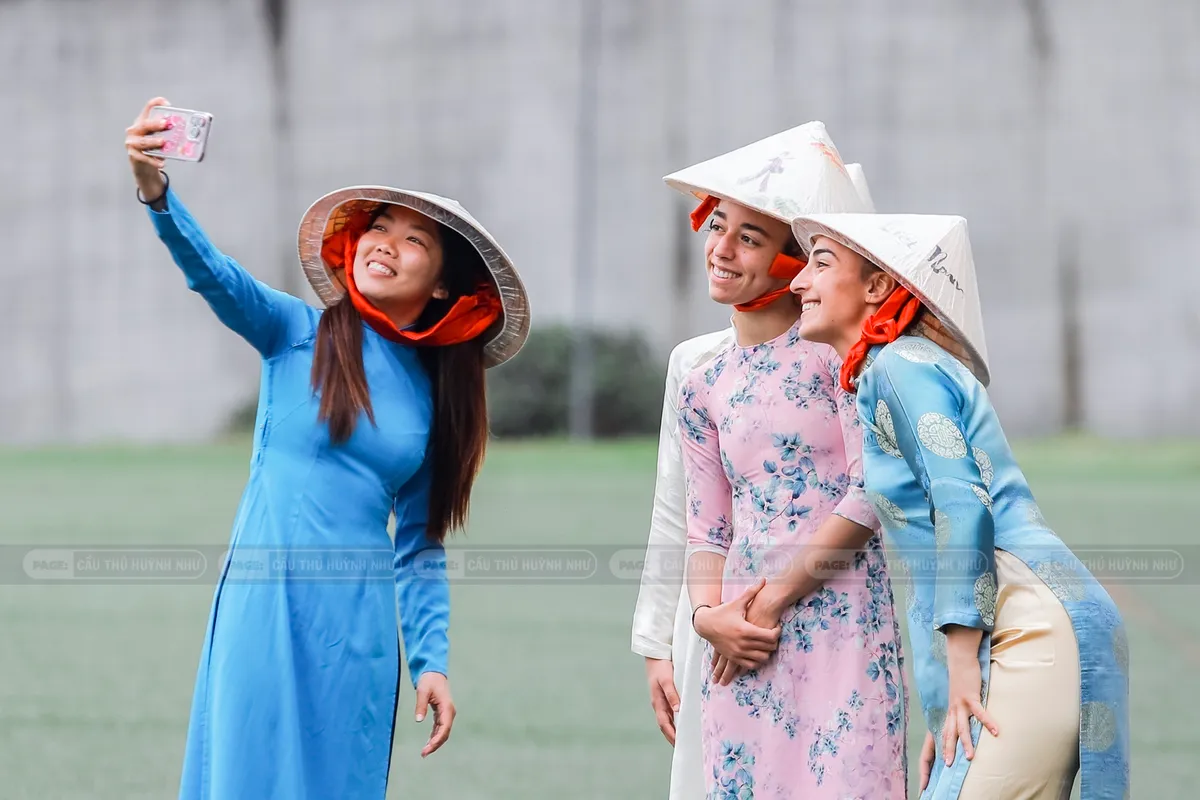 Huỳnh Như và đồng đội tại Lank FC diện áo dài, đội nón lá - Ảnh 5. Huỳnh Như và đồng đội tại Lank FC diện áo dài, đội nón lá - Ảnh 5.