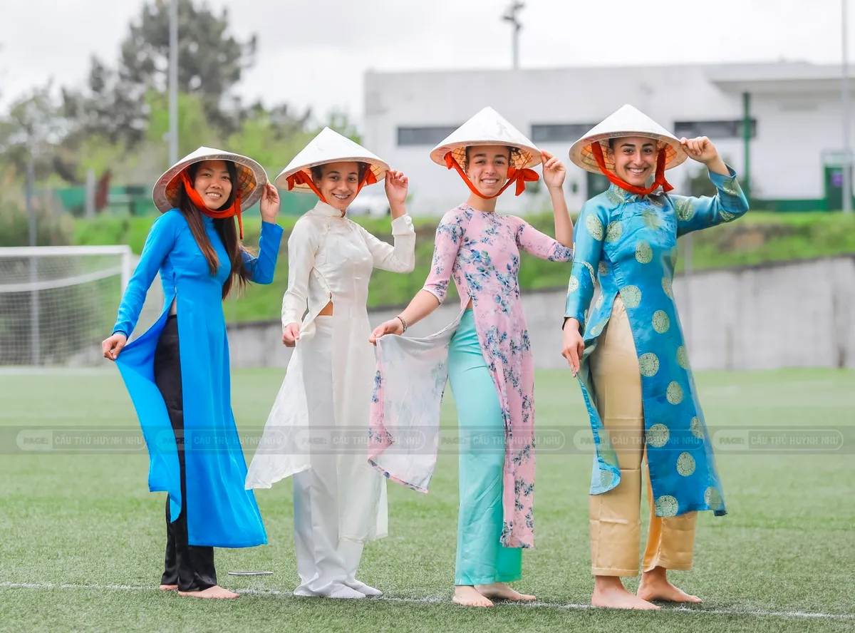 Huỳnh Như và đồng đội tại Lank FC diện áo dài, đội nón lá - Ảnh 4. Huỳnh Như và đồng đội tại Lank FC diện áo dài, đội nón lá - Ảnh 4.