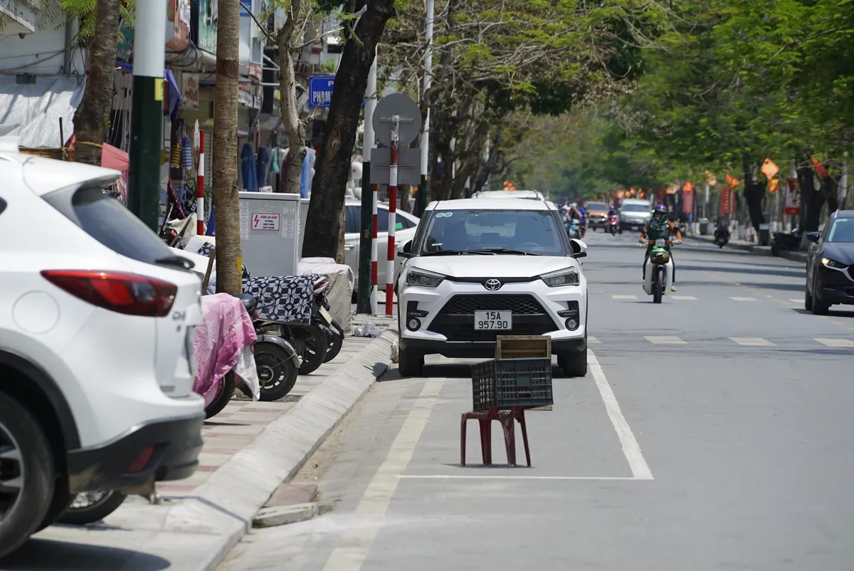 Hải Phòng: Xử lý nghiêm việc đặt ghế trên lòng đường để ngăn cản đỗ xe - Ảnh 1.