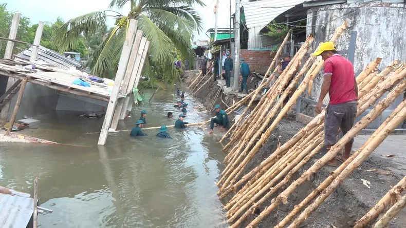 Sạt lở khiến 1 căn nhà rơi xuống sông, 10 hộ bị cô lập - Ảnh 1.