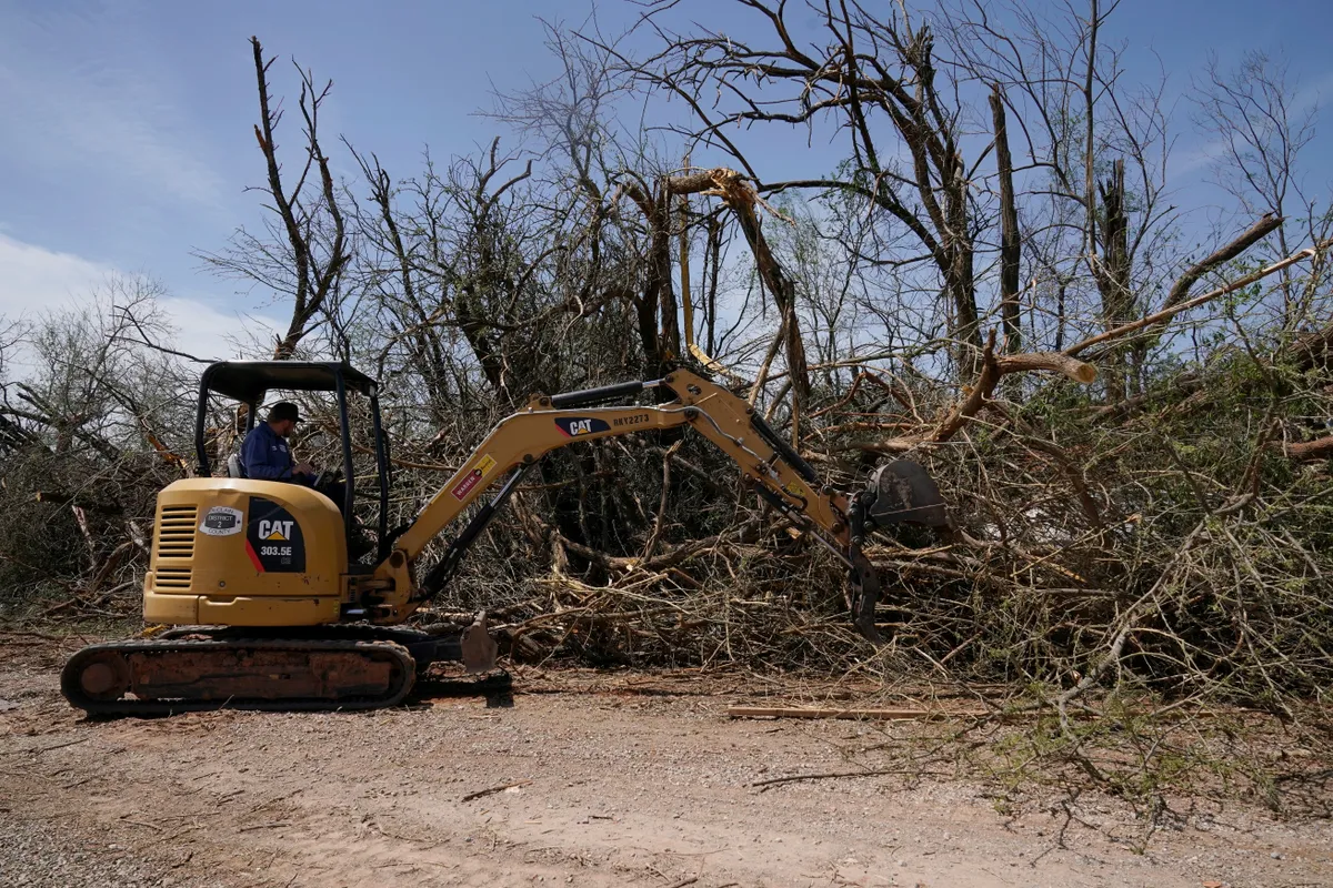 Lốc xoáy, bão tấn công bang Oklahoma, ít nhất hai người thiệt mạng - Ảnh 2.