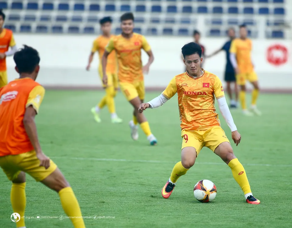 Các cầu thủ U22 Việt Nam nỗ lực thể hiện khả năng để cạnh tranh suất tham dự SEA Games 32 - Ảnh 7. Các cầu thủ U22 Việt Nam nỗ lực thể hiện khả năng để cạnh tranh suất tham dự SEA Games 32 - Ảnh 7.