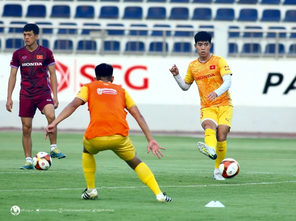 Các cầu thủ U22 Việt Nam nỗ lực thể hiện khả năng để cạnh tranh suất tham dự SEA Games 32 - Ảnh 2. Các cầu thủ U22 Việt Nam nỗ lực thể hiện khả năng để cạnh tranh suất tham dự SEA Games 32 - Ảnh 2.