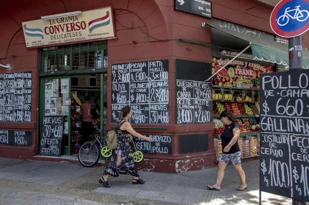 Argentina tăng lãi suất kỷ lục lên 81% - Ảnh 1.