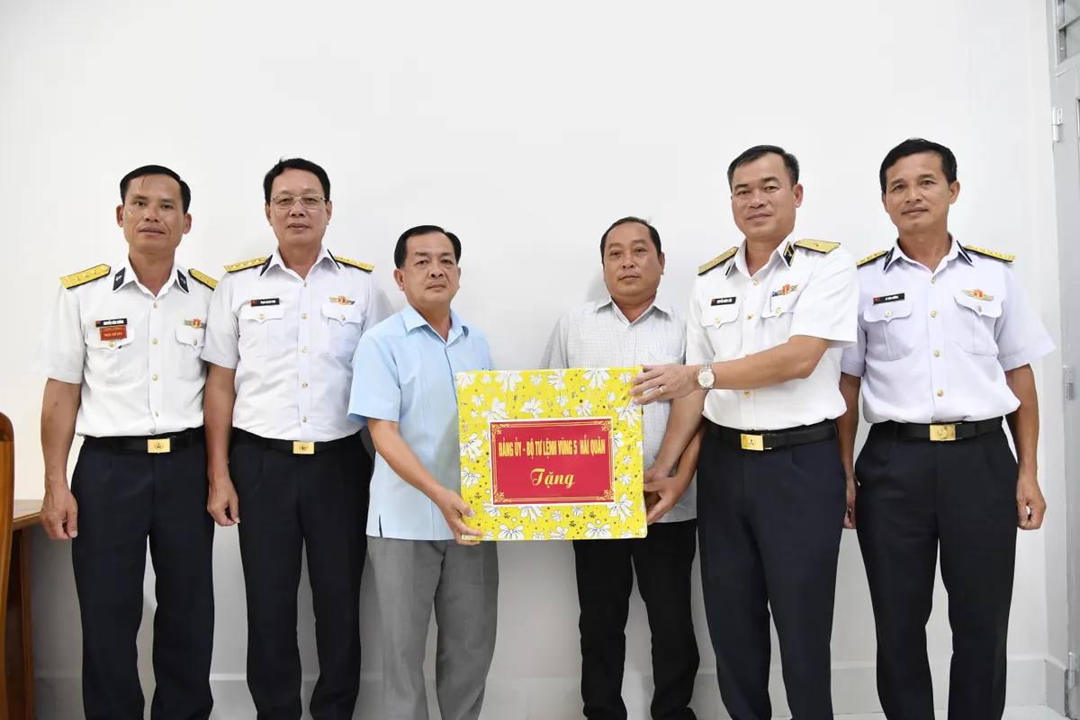 BTL Vùng 5 Hải Quân: Kiểm tra toàn diện việc thực hiện nhiệm vụ quân sự, quốc phòng tại Cà Mau và Cần Thơ - Ảnh 2.