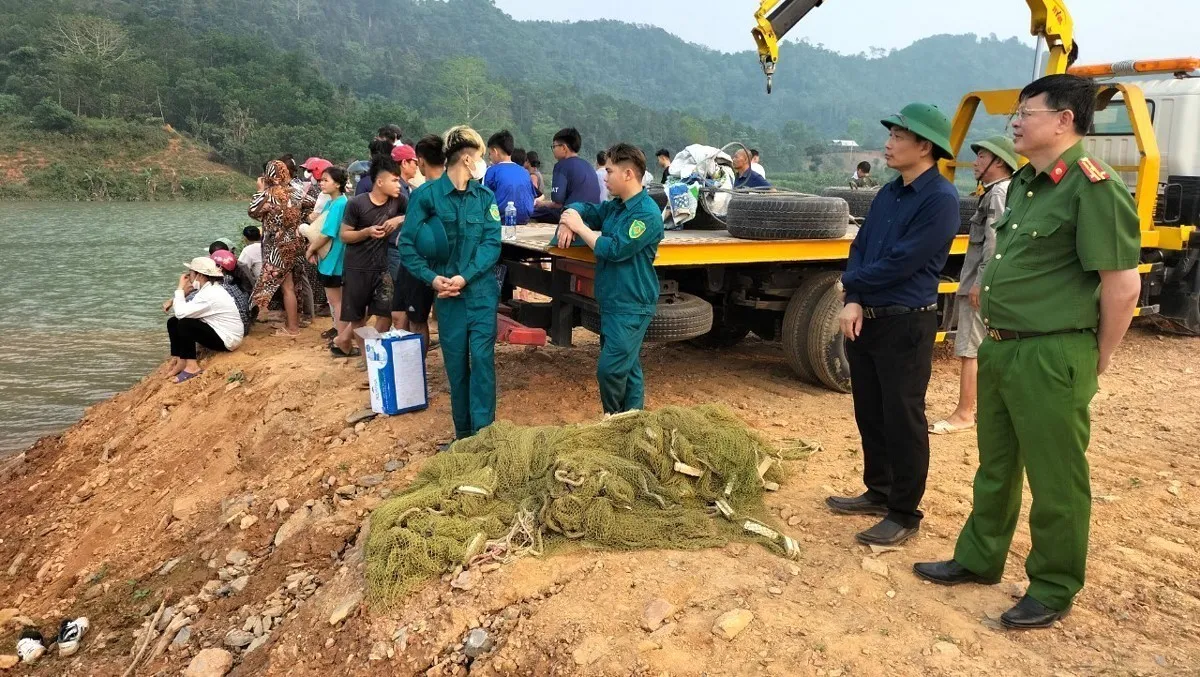 Lật thuyền trên sông Lô, 2 người mất tích - Ảnh 3.