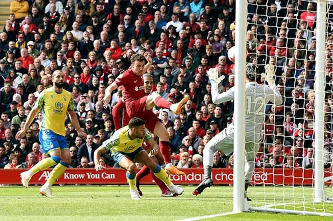 Liverpool giành 3 điểm sau cuộc rượt đuổi tỉ số nghẹt thở - Ảnh 2. Liverpool giành 3 điểm sau cuộc rượt đuổi tỉ số nghẹt thở - Ảnh 2.
