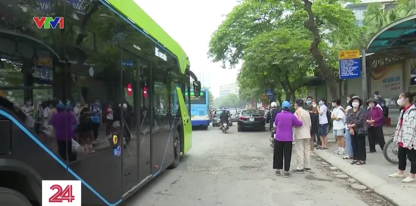 Hành khách bất ngờ khi gần 100% xe bus ở Hà Nội được chấm 5 sao - Ảnh 1.