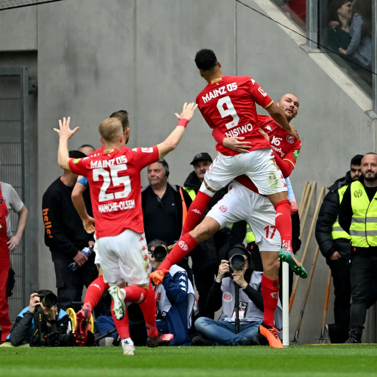 Bayern Munich mất ngôi đầu vào tay Dortmund | Bundesliga - Ảnh 1. Bayern Munich mất ngôi đầu vào tay Dortmund | Bundesliga - Ảnh 1.