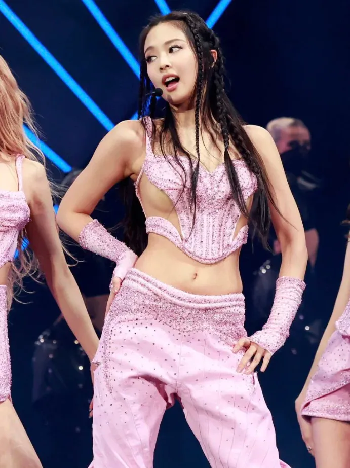 Jennie (BLACKPINK) hở bạo, quá sexy tại Coachella 2023 tuần thứ 2 - Ảnh 1.