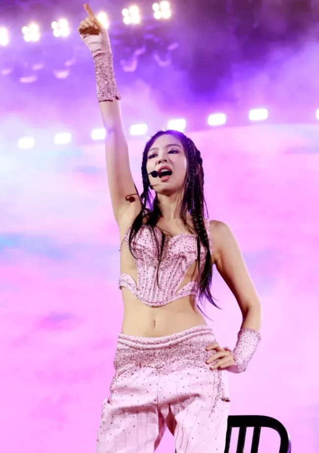 Jennie (BLACKPINK) hở bạo, quá sexy tại Coachella 2023 tuần thứ 2 - Ảnh 2.