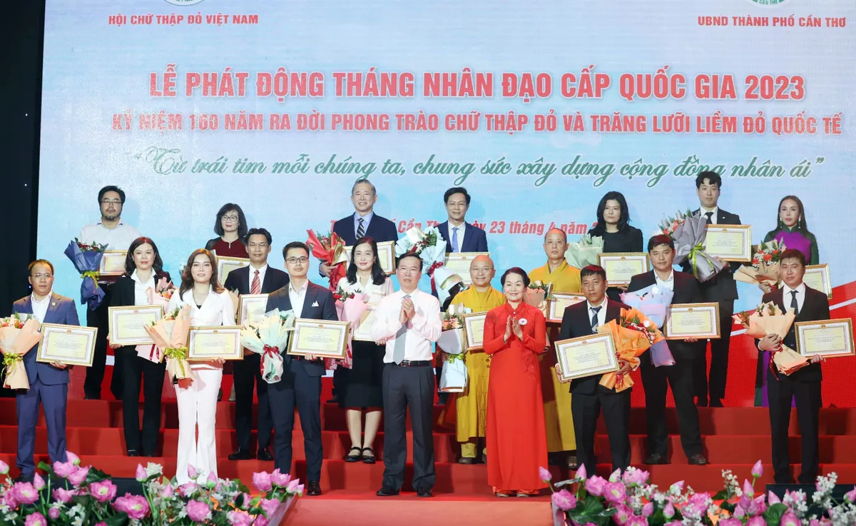 Chủ tịch nước V&otilde; Văn Thưởng dự Lễ ph&aacute;t động Th&aacute;ng Nh&acirc;n đạo quốc gia năm 2023 - Ảnh 3.
