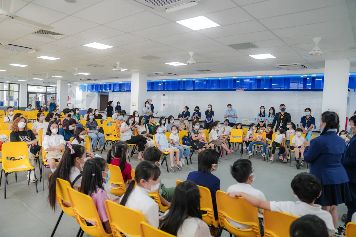 Học sinh Tiểu học h&aacute;o hức thử sức l&agrave;m ph&oacute;ng vi&ecirc;n - Ảnh 1.