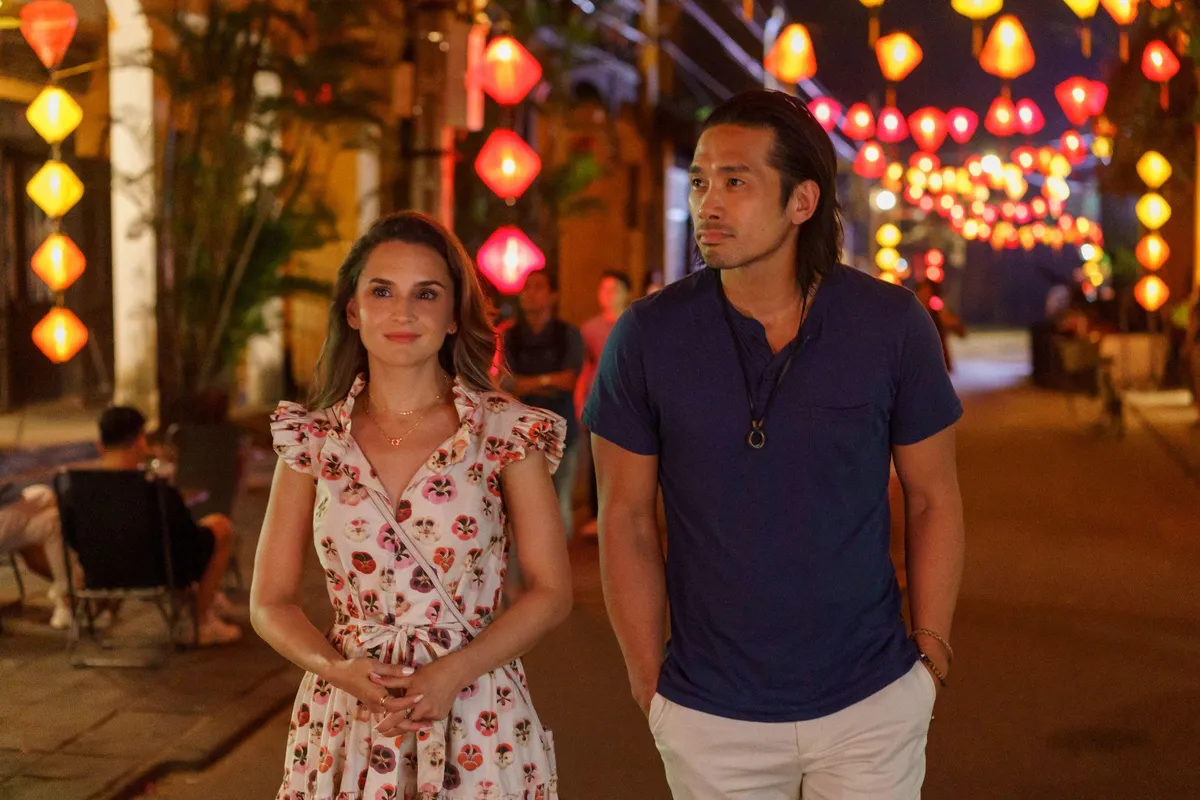 Rachael Leigh Cook được truyền cảm hứng khi đóng phim cùng NSƯT Lê Thiện - Ảnh 1.