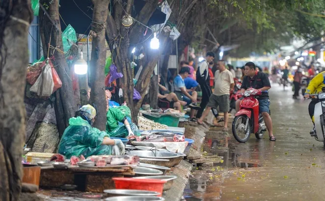 Chợ cóc ngang nhiên lấn chiếm vỉa hè, lòng đường Hà Nội - Ảnh 1.